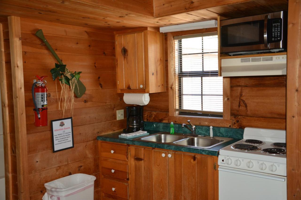 Camp Mack Lodge, Marina & Rv Resort レイク・ウェルス エクステリア 写真